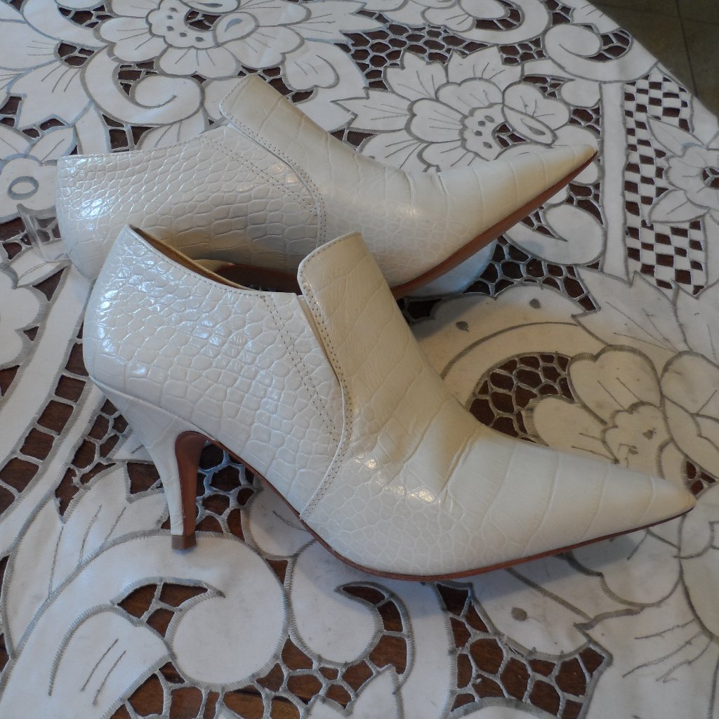 Tory Burch "Georgina" Ivory Croc Embossed Leather Ankle Booties Size 7